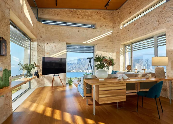 New Luxury Olives & Thyme Retreat, Seaview With 2 Heated Pools *