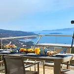 New Luxury Olives & Thyme Retreat, Seaview With 2 Heated Pools *
