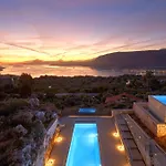 New Luxury Olives & Thyme Retreat, Seaview With 2 Heated Pools