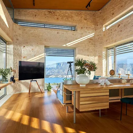 New Luxury Olives & Thyme Retreat, Seaview With 2 Heated Pools *