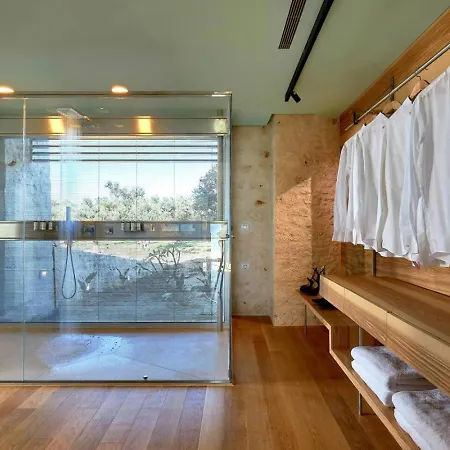 New Luxury Olives & Thyme Retreat, Seaview With 2 Heated Pools *