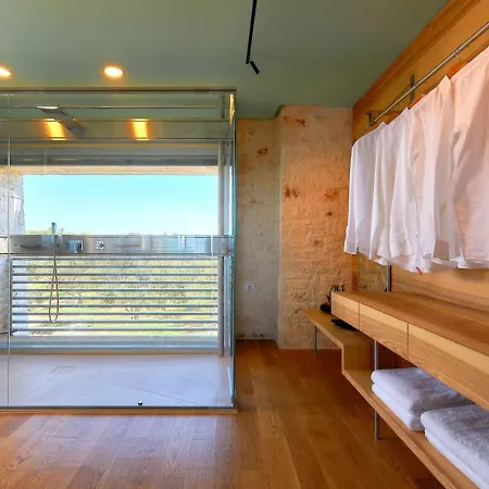 New Luxury Olives & Thyme Retreat, Seaview With 2 Heated Pools *