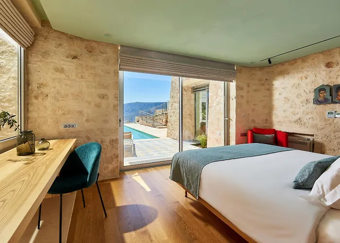 New Luxury Olives & Thyme Retreat, Seaview With 2 Heated Pools *