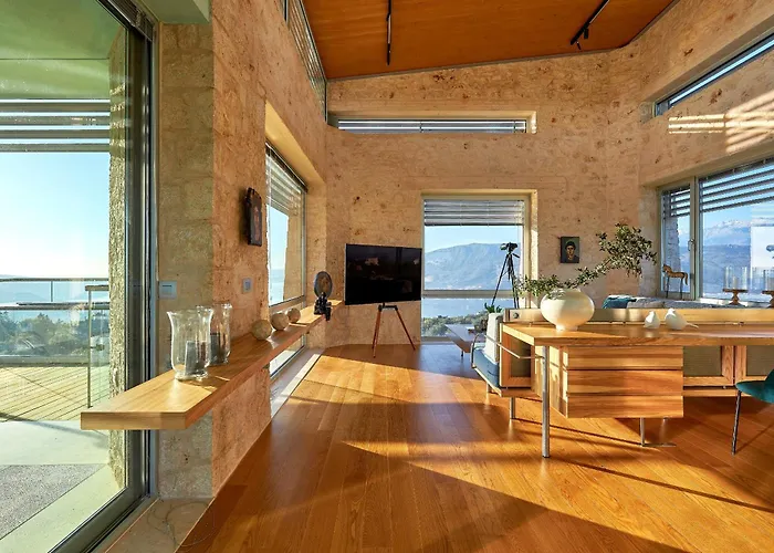 New Luxury Olives & Thyme Retreat, Seaview With 2 Heated Pools *