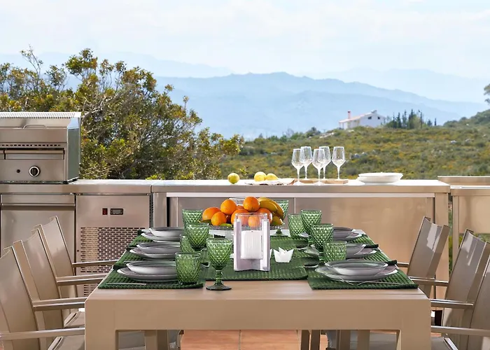 New Luxury Olives & Thyme Retreat, Seaview With 2 Heated Pools *