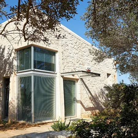 New Luxury Olives & Thyme Retreat, Seaview With 2 Heated Pools *