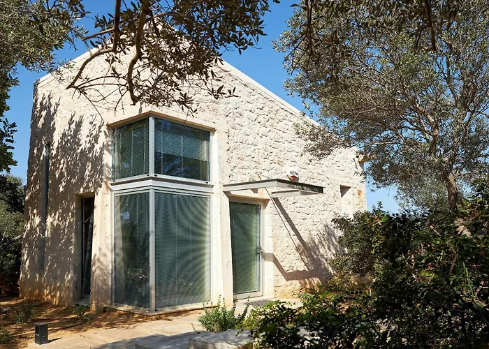 New Luxury Olives & Thyme Retreat, Seaview With 2 Heated Pools *